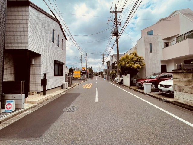 【前面道路含む現地写真】 | 杉並区南荻窪１丁目　新築戸建て | 落ち着いた街並みに佇む、暮らしやすい住環境です