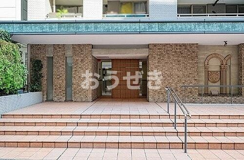 ライオンズステージ関内メダリオンのエントランス