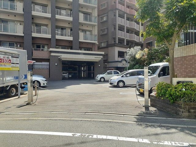 ルピナス天神の駐車場