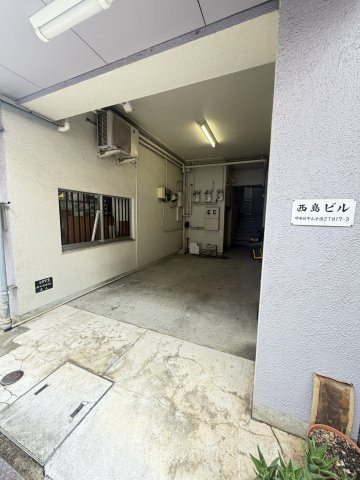 西島ビルのエントランス