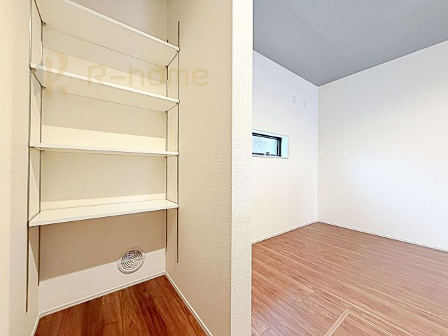 第3石岡市山崎　新築戸建て　1号棟の収納|キッチンにはパントリーを設置！キッチン回りの整理整頓の悩みも解決♪