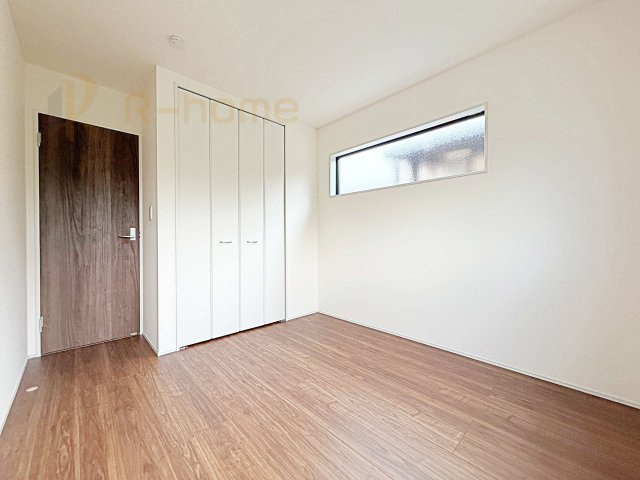 第3石岡市山崎　新築戸建て　1号棟の洋室|どんな部屋家具も合わせやすいシンプルな洋室！
たっぷりの日差しと心地よい風が舞い込む住まい♪