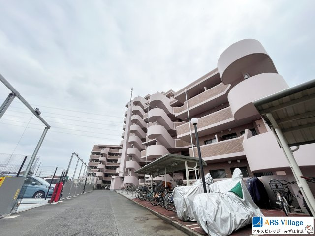 ヴィルヌーブ鶴瀬の駐輪場|屋根付き駐輪場