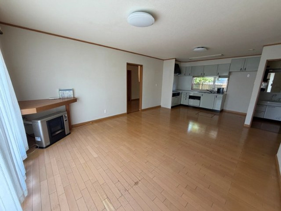 北見市美芳町６丁目１番地１１　中古売家の居間・リビング