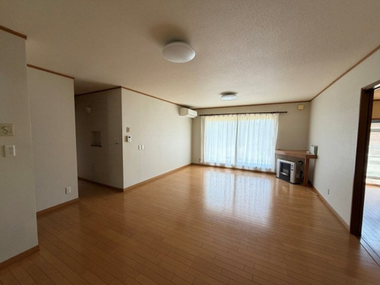 北見市美芳町６丁目１番地１１　中古売家の居間・リビング