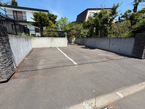 北見市美芳町６丁目１番地１１　中古売家の駐車場