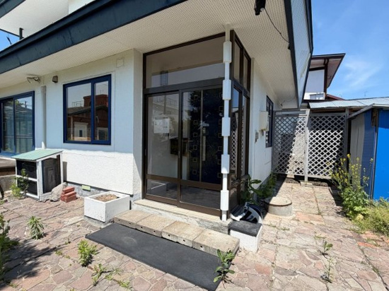 北見市美芳町６丁目１番地１１　中古売家の玄関