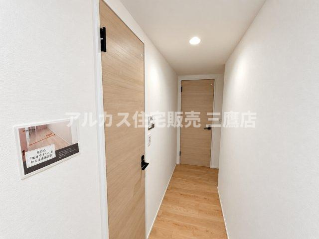 D’クラディアひばりが丘RESIDENCEの内装|木目の柔らかな質感が引き立つ清潔感のある廊下スペース。各居室へスムーズに移動できる機能的な動線です。