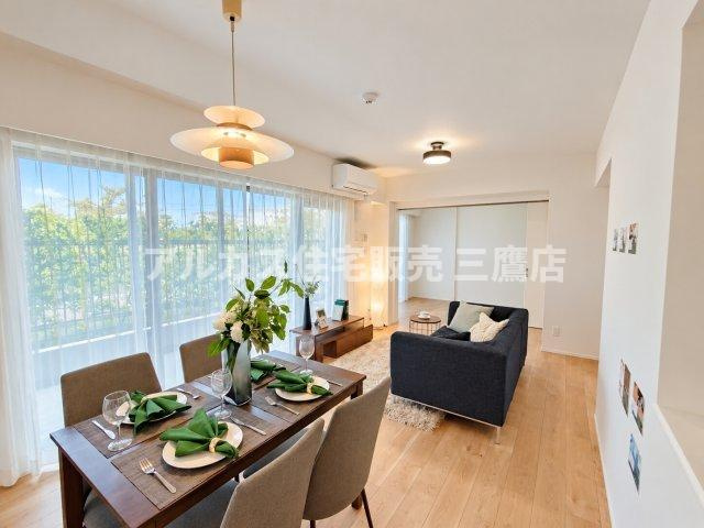 D’クラディアひばりが丘RESIDENCEの居間・リビング|大きな開口部から心地よい光が差し込む明るいリビングダイニング。ダイニングスペースとソファスペースがバランスよく配置された快適な居住空間です。