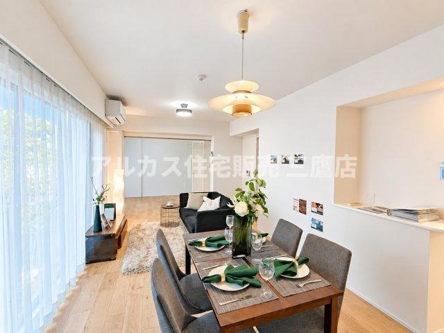 D’クラディアひばりが丘RESIDENCEの居間・リビング|キッチン側から見渡せる奥行きのあるリビングダイニング。隣接するお部屋の引き戸を開放することで、より広がりのある空間として利用できます。