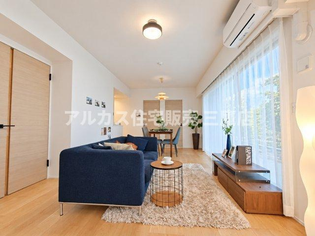 D’クラディアひばりが丘RESIDENCEの居間・リビング|温かみのあるフローリングとナチュラルなインテリアが調和するリビング。壁面にテレビボードやインテリア小物をすっきりと配置できます。