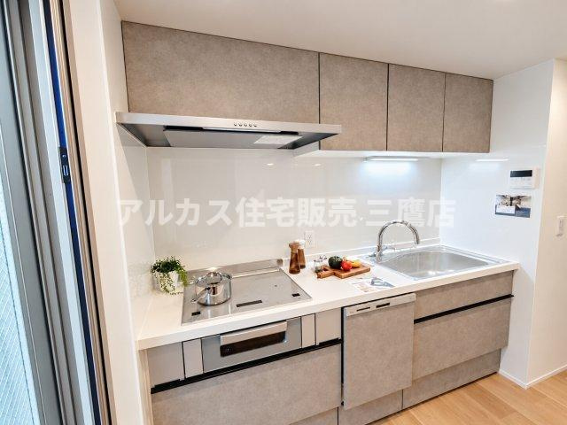 D’クラディアひばりが丘RESIDENCEのキッチン|上下にたっぷりと収納を備えたシステムキッチン。落ち着いたグレー調のデザインが洗練された印象を与えます。