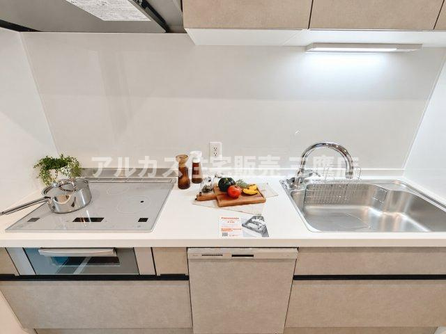 D’クラディアひばりが丘RESIDENCEのキッチン|広々としたシンクと調理スペースを備えたシステムキッチン。食器洗い乾燥機も標準装備されており、毎日の家事をサポートします。