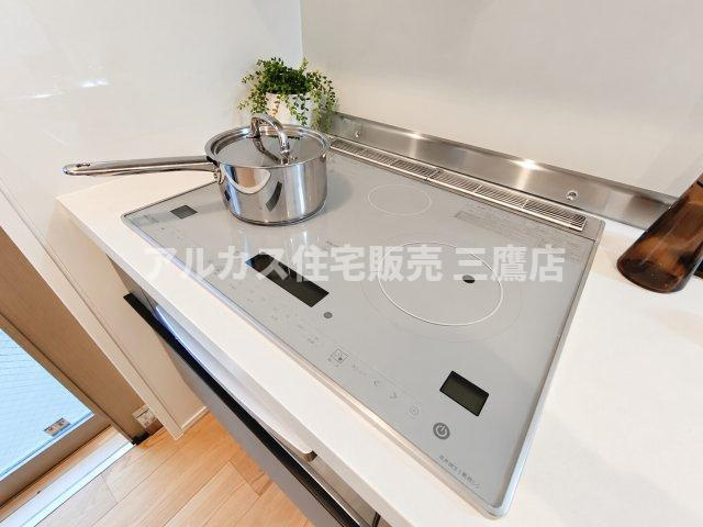 D’クラディアひばりが丘RESIDENCEのキッチン|お手入れがしやすく火を使わない安全なIHクッキングヒーター。フラットなトッププレートで拭き取り掃除もラクラクです。 