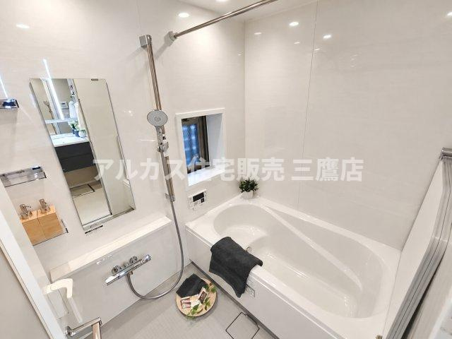 D’クラディアひばりが丘RESIDENCEの浴室|白を基調とした爽やかなユニットバス。小窓からの換気も可能で、シャワーフックやスライドバー、鏡も備わった快適なバス空間です。  
