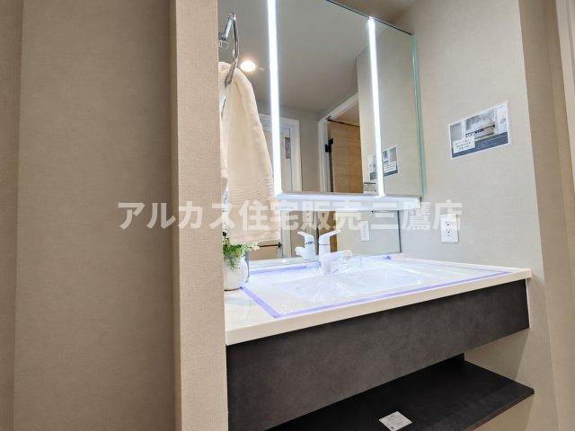 D’クラディアひばりが丘RESIDENCEの独立洗面台|LED照明がついた三面鏡付きの洗面化粧台。鏡裏や下部に収納スペースを備え、洗面用具や小物をスマートに整理整頓できます。