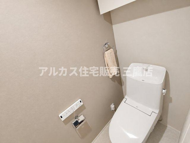 D’クラディアひばりが丘RESIDENCEのトイレ|温水洗浄便座や手洗い洗面、ペーパーホルダーを備えた清潔感溢れるトイレ空間。落ち着いた色調のクロスで居心地の良い雰囲気を演出しています。 