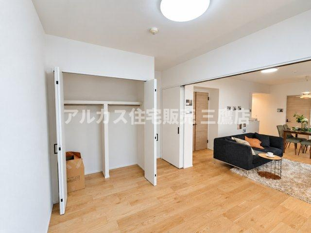 D’クラディアひばりが丘RESIDENCEの洋室|リビングダイニングとひと続きで利用できる開放的な洋室。大型のクローゼットを備えており、衣類や日用品をすっきりと収納できます。