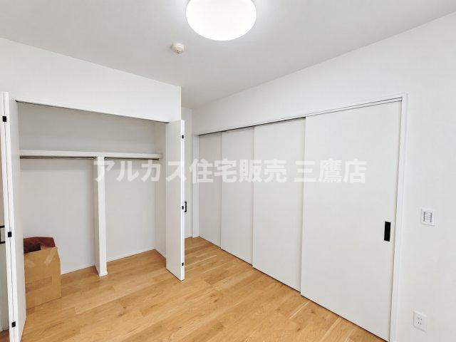 D’クラディアひばりが丘RESIDENCEの洋室|引き戸を閉めることで独立した個室としても使用可能な洋室。壁面にはハンガーパイプ付きのクローゼットが設けられています。 
