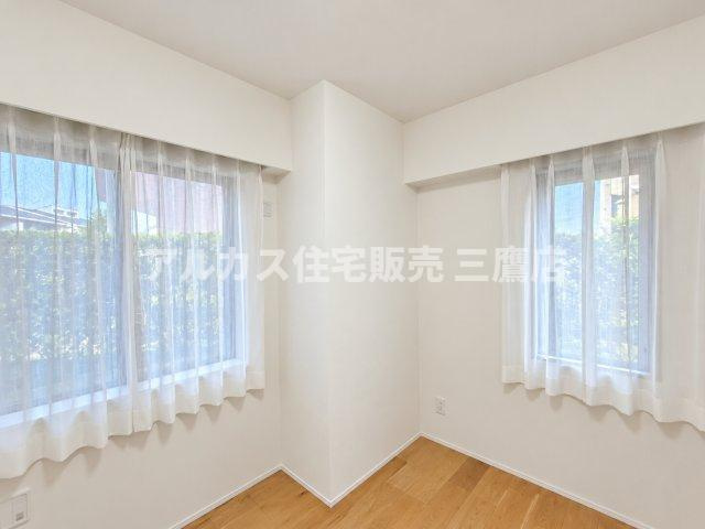 D’クラディアひばりが丘RESIDENCEの洋室|2面に窓が配置された採光・通風に優れた明るい洋室。柔らかな光が差し込む心地よいプライベート空間です。
