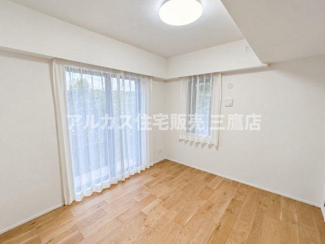 D’クラディアひばりが丘RESIDENCEの洋室|バルコニーへ出入りできる大きな窓を備えた洋室。明るく風通しの良い空間で主寝室や子供部屋としても適しています。