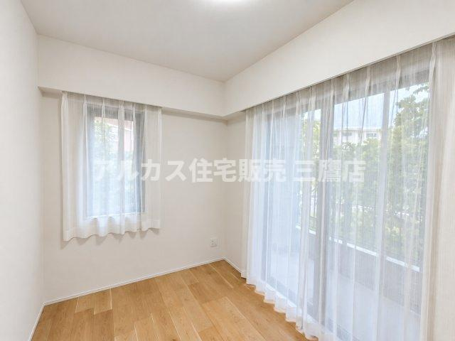 D’クラディアひばりが丘RESIDENCEの洋室|2面採光で明るく開放感のあるお部屋。ナチュラルなフローリングと清潔感あるホワイトクロスが印象的です。 