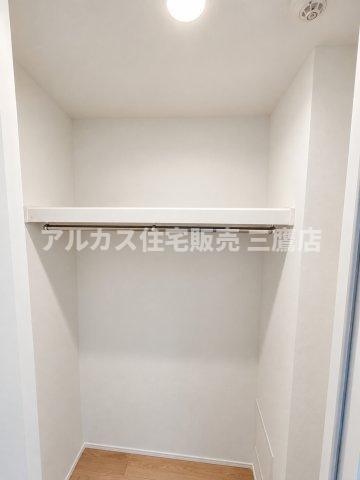 D’クラディアひばりが丘RESIDENCEの収納|ハンガーパイプと上部棚を備えたクローゼットスペース。丈の長い衣類から小物まで効率よく収納できます。 