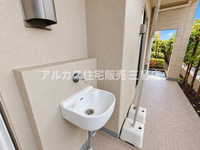 D’クラディアひばりが丘RESIDENCEのバルコニー|スロップシンク（掃除・手洗い用シンク）を備えた利便性の高いバルコニー。掃除や植物への水やりなどに便利です。