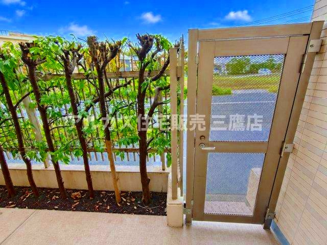 D’クラディアひばりが丘RESIDENCEのバルコニー|外部へ直接出入り可能な専用ゲートを備えたバルコニーエリア。植栽によるナチュラルな目隠しで安心感があります。