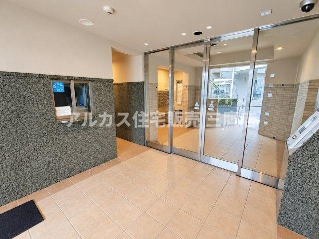 D’クラディアひばりが丘RESIDENCEのエントランス|オートロックや管理室を備えたセキュリティ面も安心のエントランスアプローチ。清潔感があり整然とした空間です。