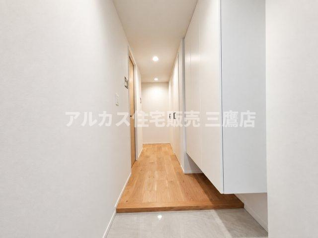 D’クラディアひばりが丘RESIDENCEの玄関|白を基調としたすっきりとした印象の玄関アプローチ。フロートタイプのシューズボックスを備え、足元を広く快適に保てます。