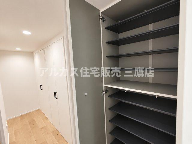 D’クラディアひばりが丘RESIDENCEの玄関|トールタイプのシューズボックスを備えた玄関収納。家族全員の靴を豊富に収納でき、玄関周りを常に綺麗に保つことができます。 