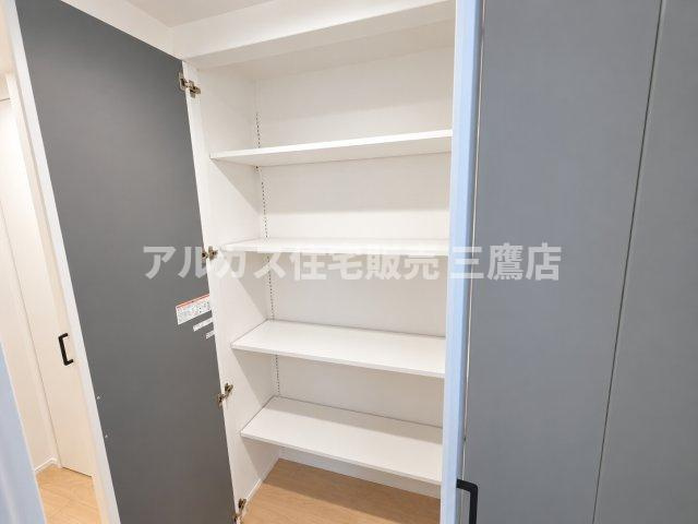 D’クラディアひばりが丘RESIDENCEの玄関|棚板の高さを調整できる可動棚仕様の収納スペース。日用品のストックや掃除用具などを効率よく整理整頓できます。