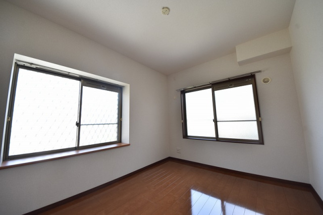 サンパルクMの洋室|角部屋で窓があり採光が入りやすいお部屋作りです。