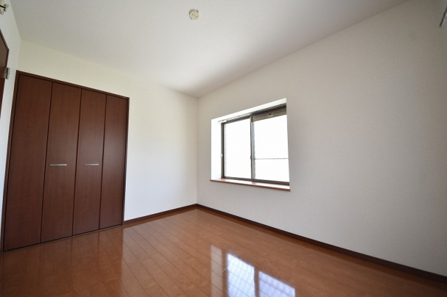 サンパルクMの洋室|角部屋で窓あります。寝室としてお使いください。