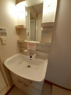 【洗面所】 | ラ　フォンテーヌＢ | 明るい洗面所です