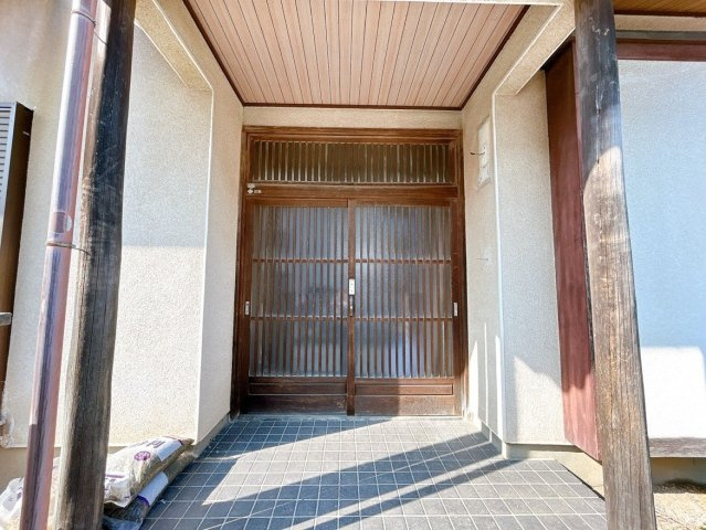 水戸市元吉田町　中古戸建の玄関|【リフォーム中6/13】玄関扉・タイルは交換します。ドアやタイルが変わるとイメージ一新です。