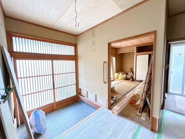 水戸市元吉田町　中古戸建の玄関|【リフォーム中6/13】玄関のシューズボックスはコの字型の収納力あるものに新品交換します。
