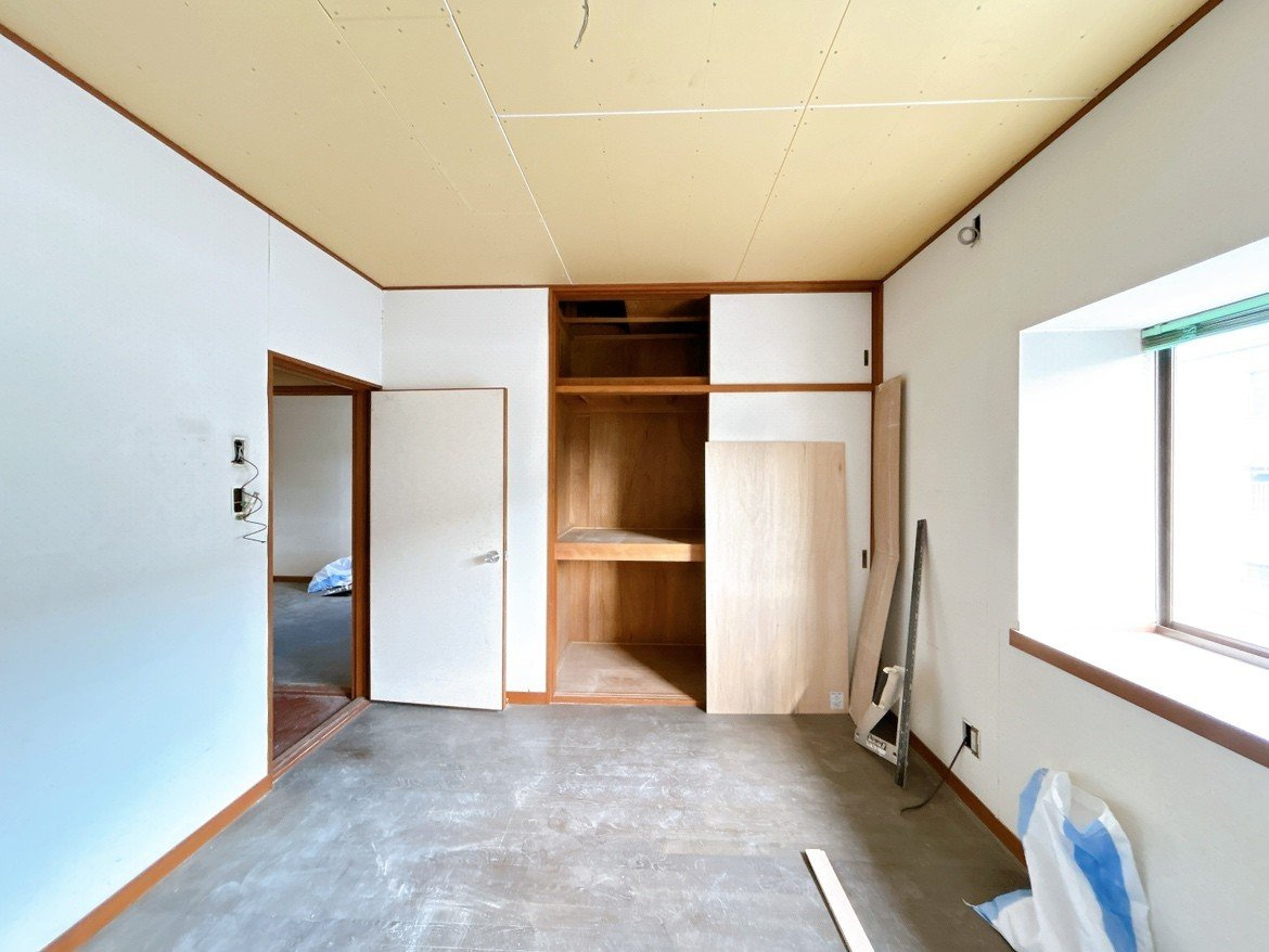 水戸市元吉田町　中古戸建の洋室|【リフォーム中6/13】２階の真ん中の部屋です。床はクッションフロア張、天井・壁・クロス張替、照明交換します。