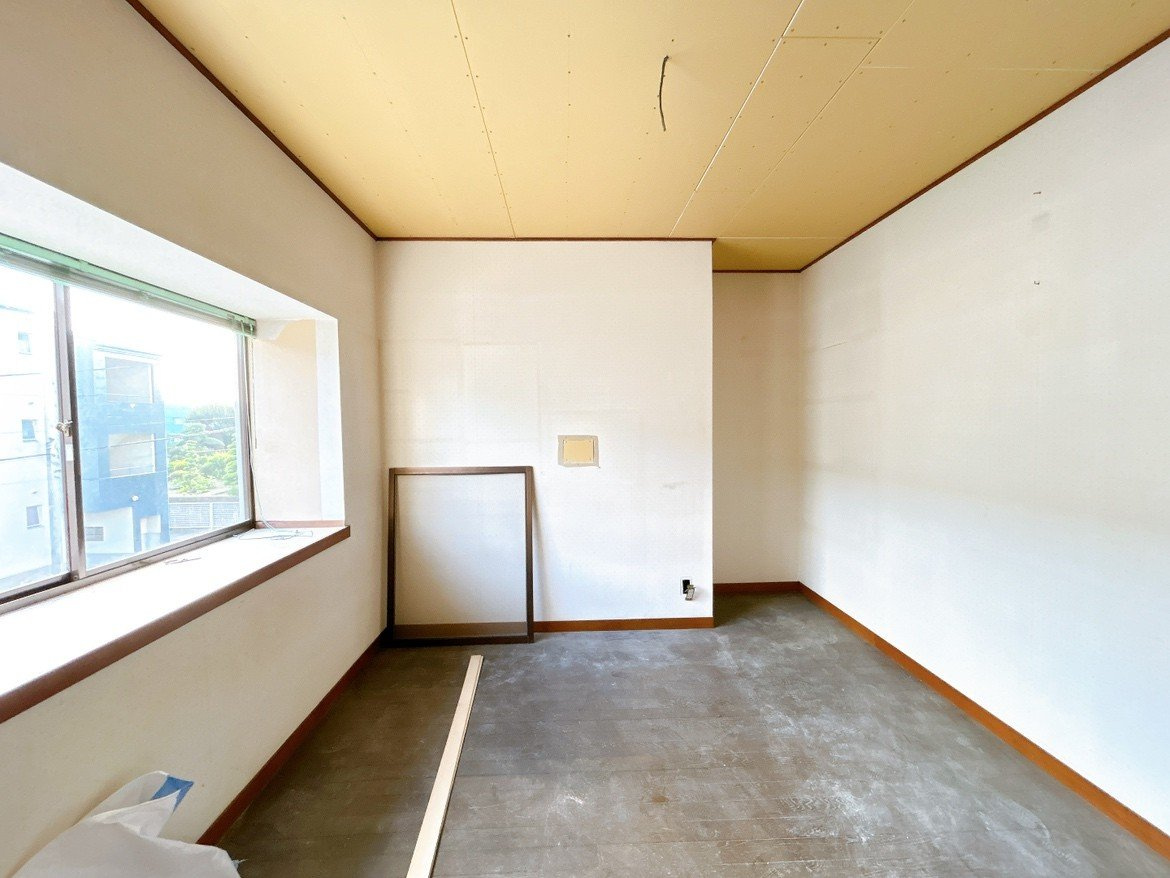水戸市元吉田町　中古戸建の洋室|【リフォーム中6/13】２階の真ん中の部屋です。出窓が空間を広く見せてます。床はクッションフロア張、天井・壁・クロス張替、照明交換します。
