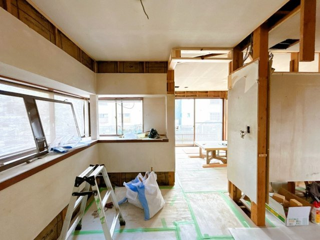 水戸市元吉田町　中古戸建の居間・リビング|【リフォーム中6/13】ダイニングのスペースです。床重張、天井・壁クロス張替、照明交換します。キッチンと壁で区切られていて落ち着けるのがポイントです。