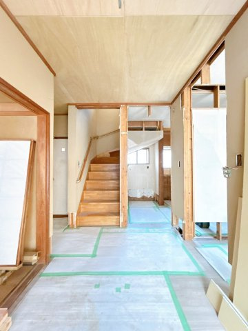 水戸市元吉田町　中古戸建の玄関|【リフォーム中6/13】玄関ホールは幅広いです。階段・キッチン・リビング・和室・洗面・トイレと全てに行けます。床重張、天井・クロス張替、照明交換します。