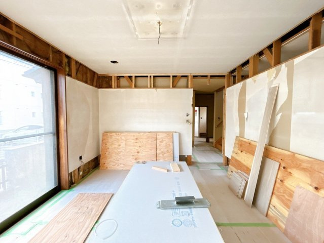 水戸市元吉田町　中古戸建の居間・リビング|【リフォーム中6/13】リビングは床重ね張り、天井・壁クロス張替、照明交換します。キッチンと壁で区切られていて落ち着けるのがポイントです。