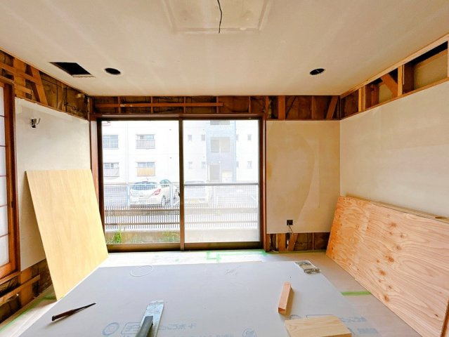水戸市元吉田町　中古戸建の玄関|【リフォーム中6/13】リビングは床重ね張り、天井・壁クロス張替、照明交換します。キッチンと壁で区切られていて落ち着けるのがポイントです