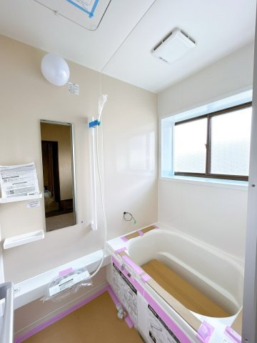 水戸市元吉田町　中古戸建の浴室|【リフォーム中6/13】新しいユニットバスを設置しました。窓もあって明るいです。