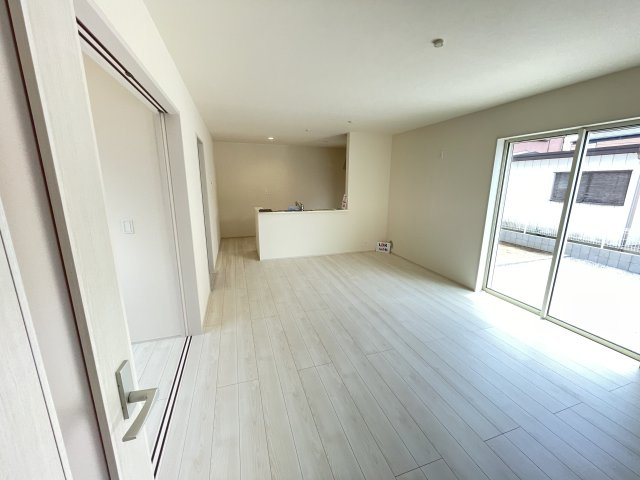藤岡市下大塚（全1棟）1号棟の居間・リビング|大きな窓のあるリビングは明るく解放感溢れる空間。居心地良くご家族皆が寛げる憩いの空間です。生活の中心となるLDKが広いので、家族とのコミュニケーションを促進する拘り設計となっています(⌒∇⌒)
