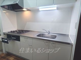 和ＦＬＡＧのキッチン|３口ガスコンロ・グリル付きシステムキッチン