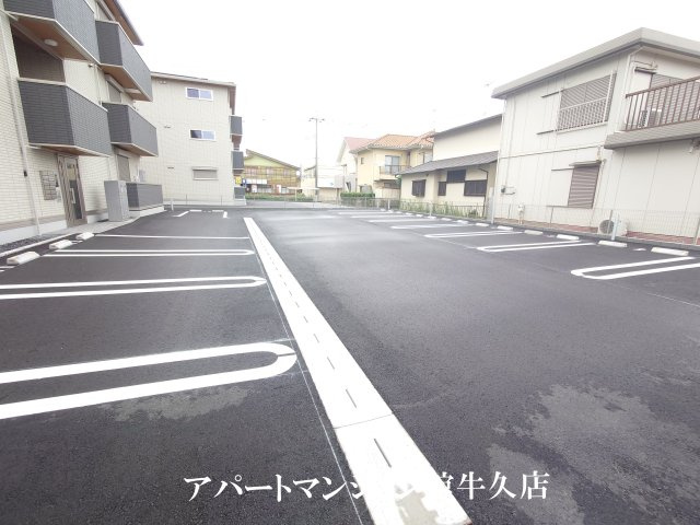 D-Invest栄町の駐車場