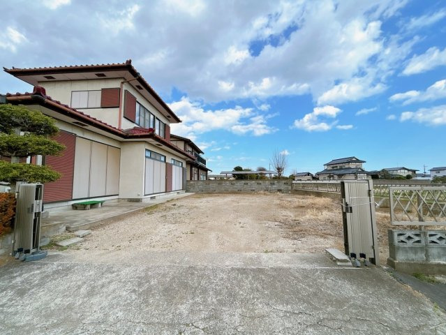 水戸市渋井町　中古戸建の駐車場|【リフォーム中】駐車場の間口部分の写真です。