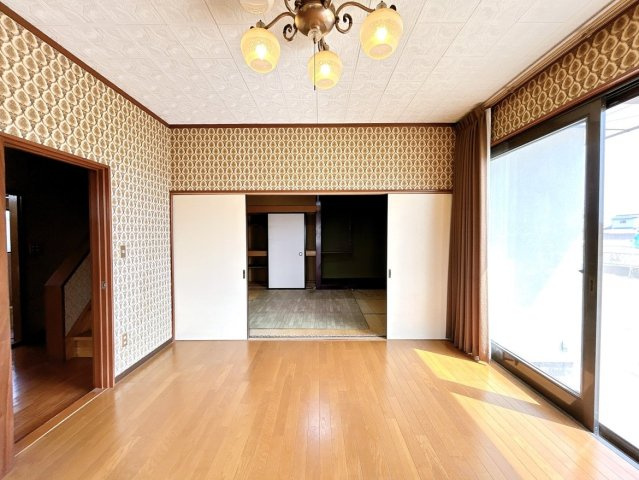 水戸市渋井町　中古戸建の洋室|【リフォーム中・5/30撮影】1階8帖洋室別角度の写真です。和室との間は壁にし、独立した居室に致します。